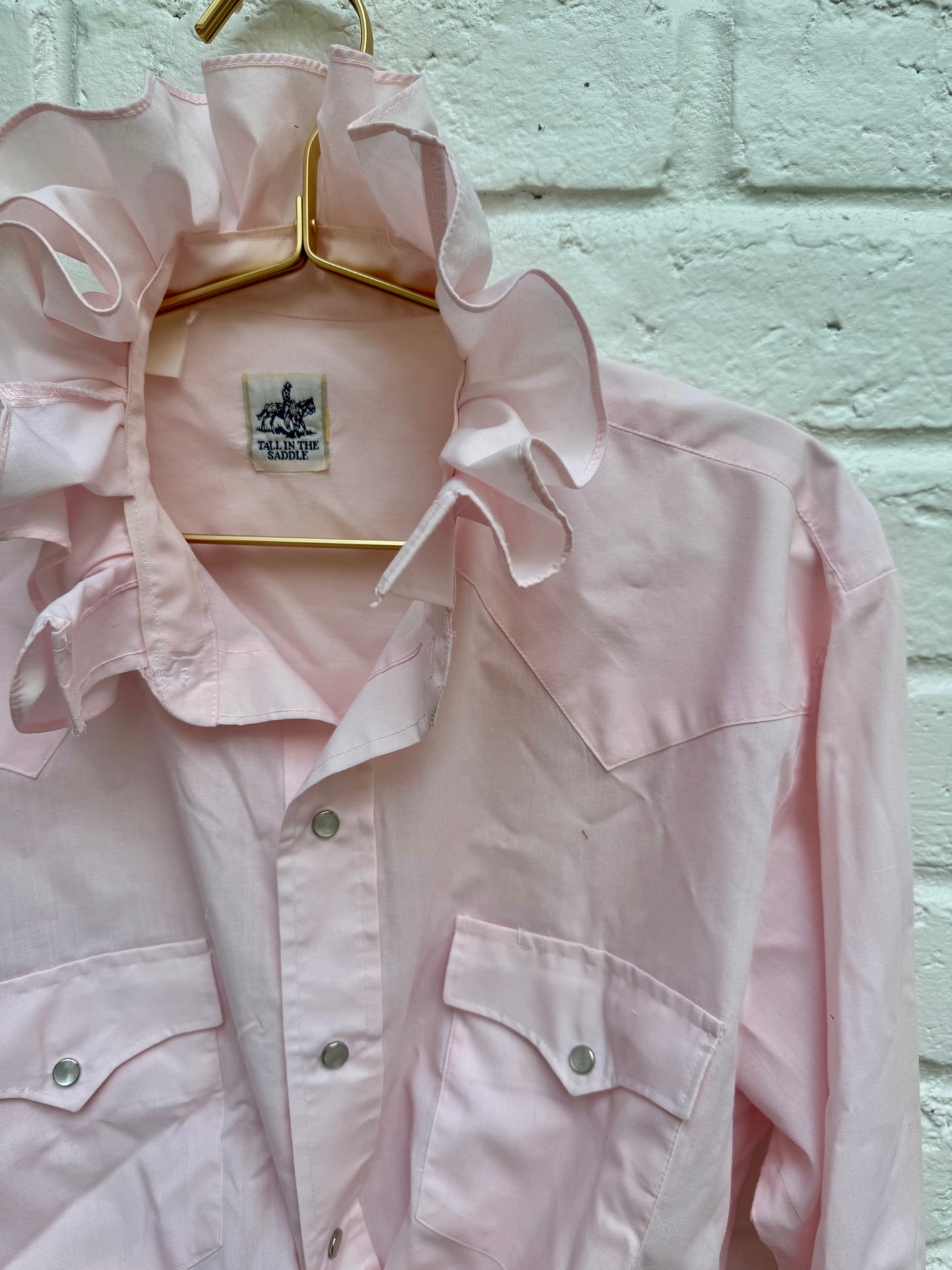 Vintage Tall in the Saddle Men's Pink Western Pearl Snap Shirt Long Sleeve with 3” ruffled collar. Measures 19.5” pit to pit. Sleeves measure 25”
