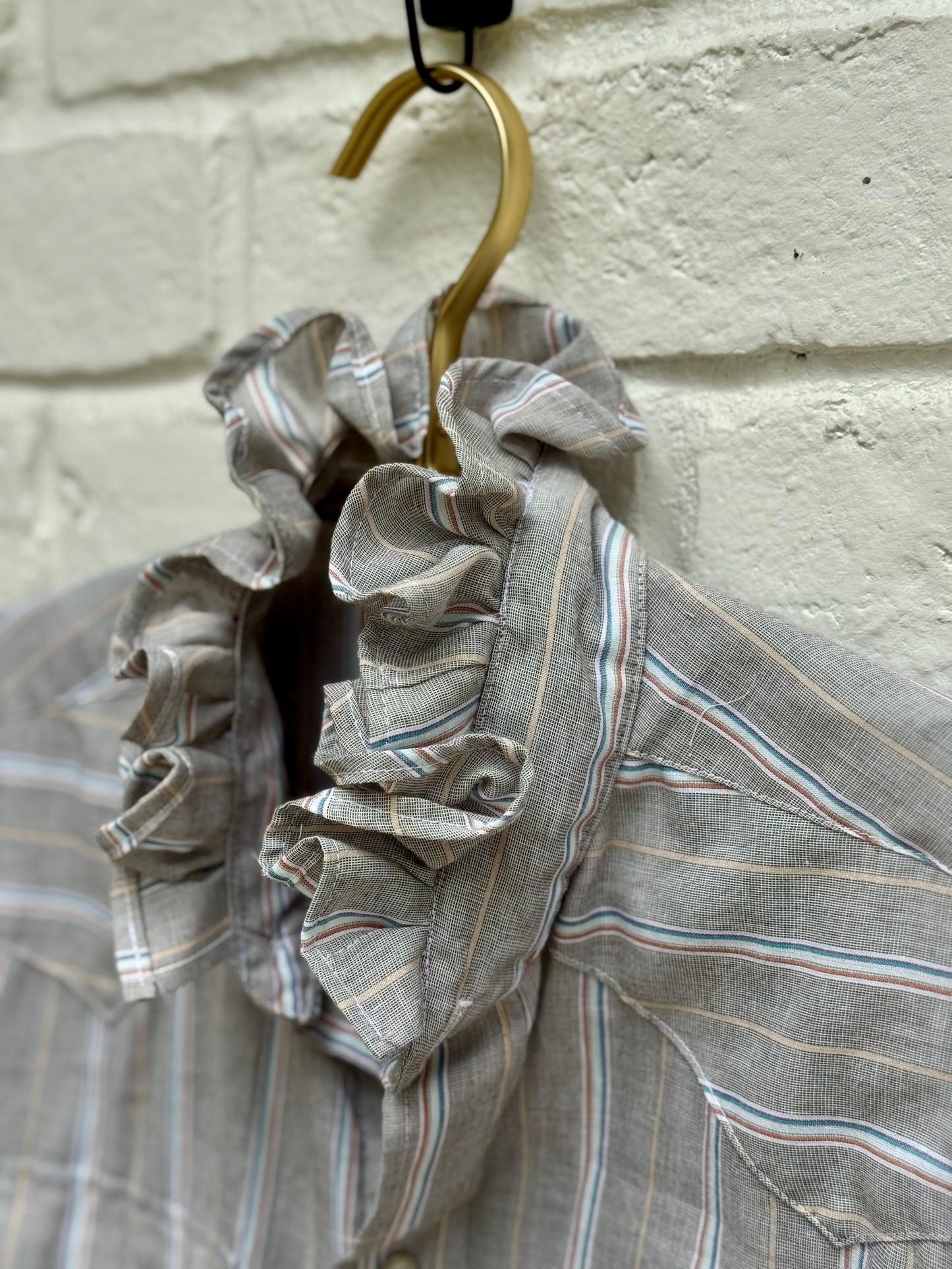 Vintage Panhandle Slim Ruffle Neck Striped Western Pearl Snap Shirt – Heather Gray Mens Size 15 1/2. Measures 19.5” pit to pit.