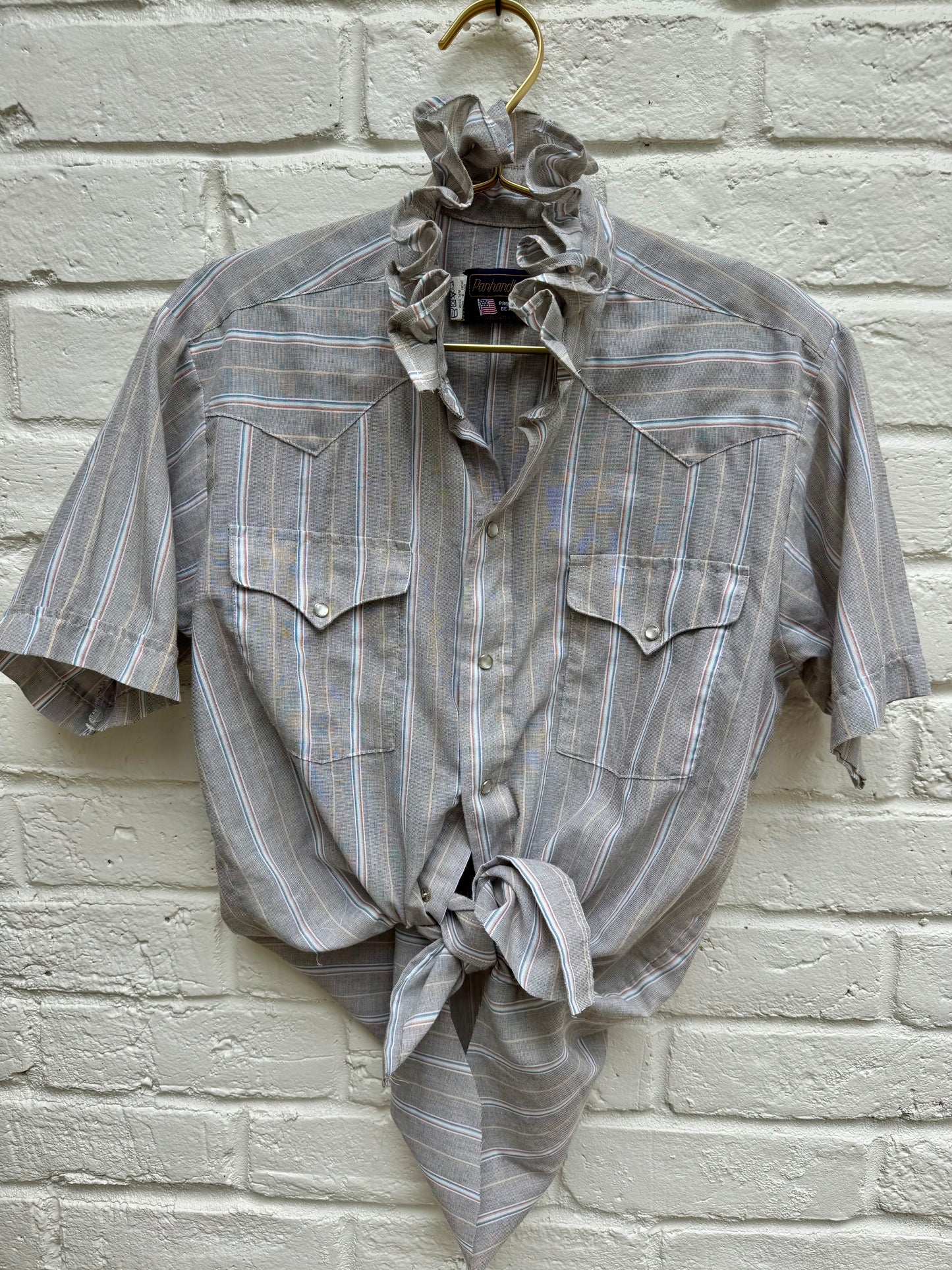 Vintage Panhandle Slim Ruffle Neck Striped Western Pearl Snap Shirt – Heather Gray Mens Size 15 1/2. Measures 19.5” pit to pit.