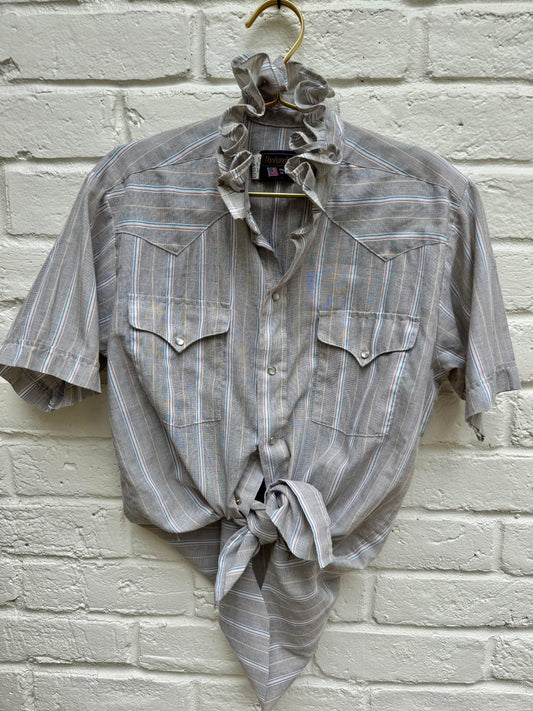 Vintage Panhandle Slim Ruffle Neck Striped Western Pearl Snap Shirt – Heather Gray Mens Size 15 1/2. Measures 19.5” pit to pit.