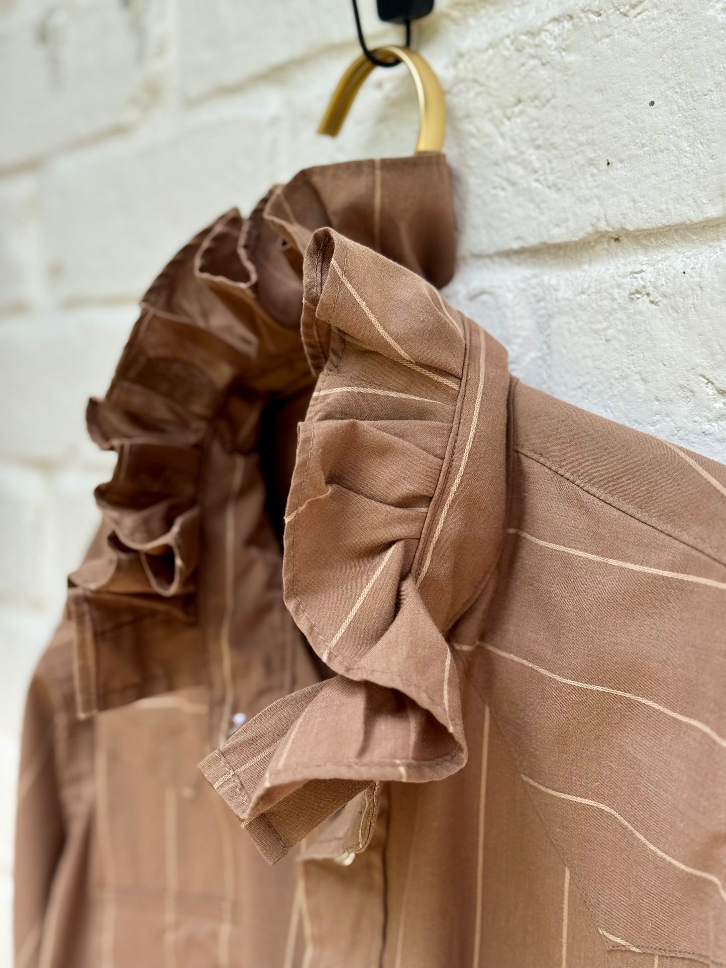 Vintage Flying R Ranchwear Brown Pinstripe Ruffle Collar Western Pearl Snap Shirt- L/XL. Measures 25” pit to pit. Sleeve length 24”