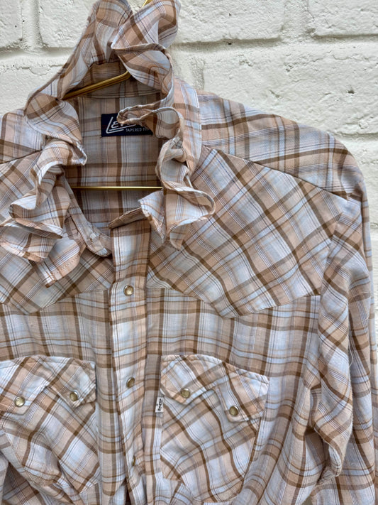 Vintage Levi's Ruffle Neck Plaid Western Pearl Snap Shirt – Brown & Tan Size Large. Measures 21.5” pit to pit. 26” sleeves.