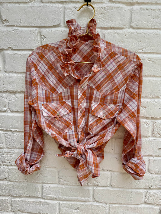 Vintage Ruffle Neck Plaid Western Pearl Snap Shirt – Burnt Orange & White. No tags. Measures 21” pit to pit. 25” sleeves,