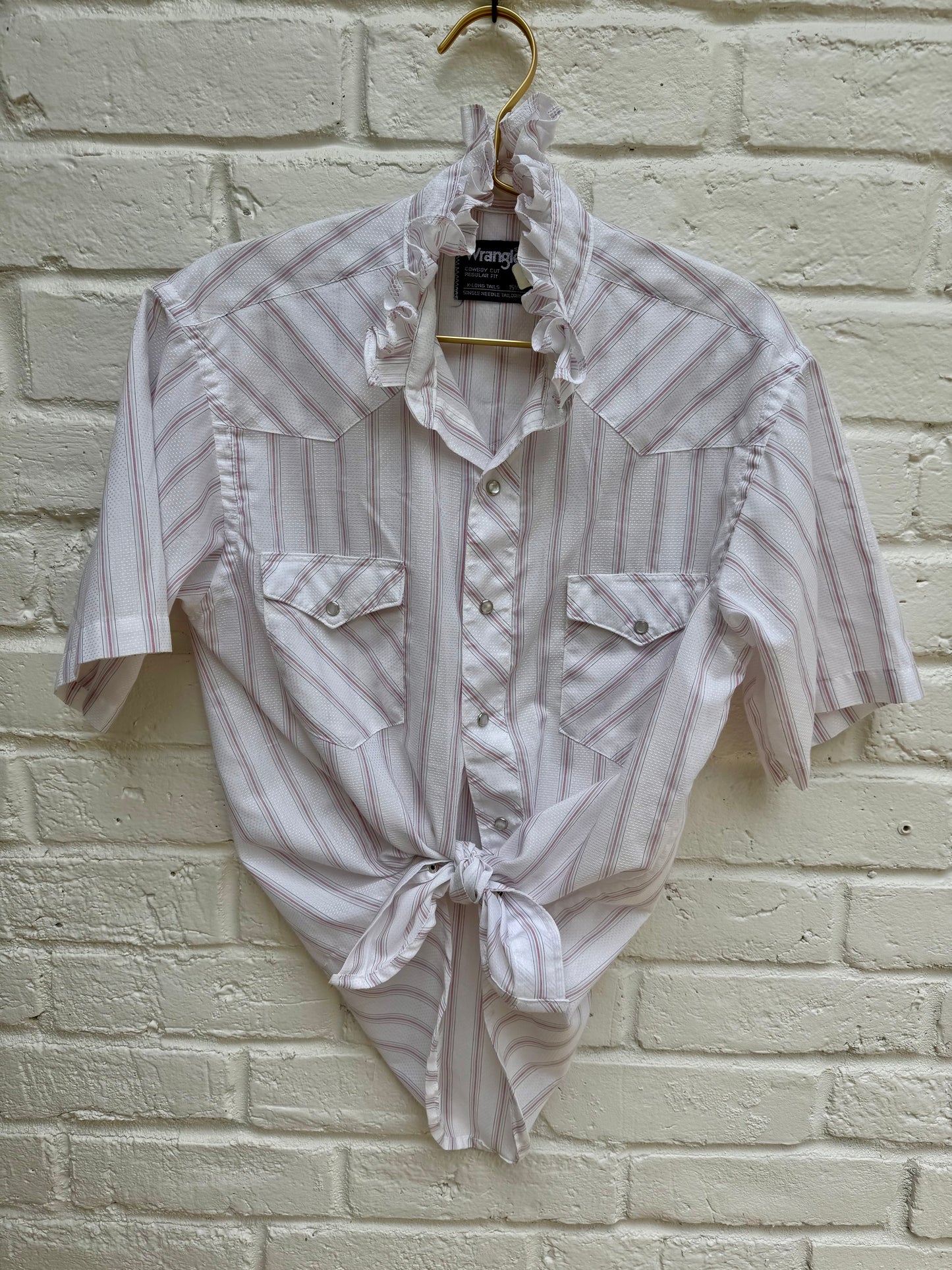 ): Vintage Wrangler Striped Ruffle Collar Western Pearl Snap Shirt White Red Stripe- Mens 15 1/2. Measures 19.5 pit to pit.