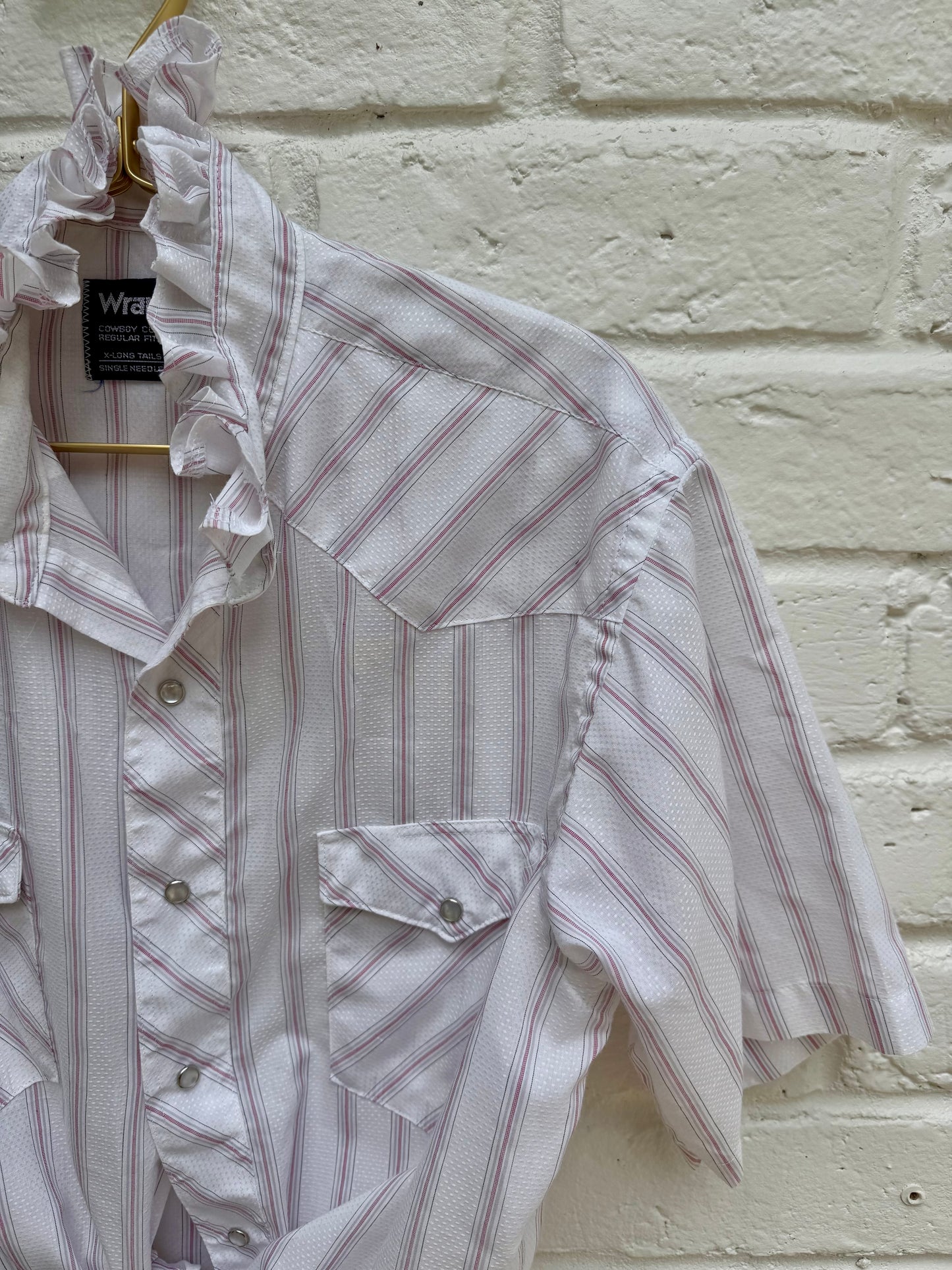 ): Vintage Wrangler Striped Ruffle Collar Western Pearl Snap Shirt White Red Stripe- Mens 15 1/2. Measures 19.5 pit to pit.