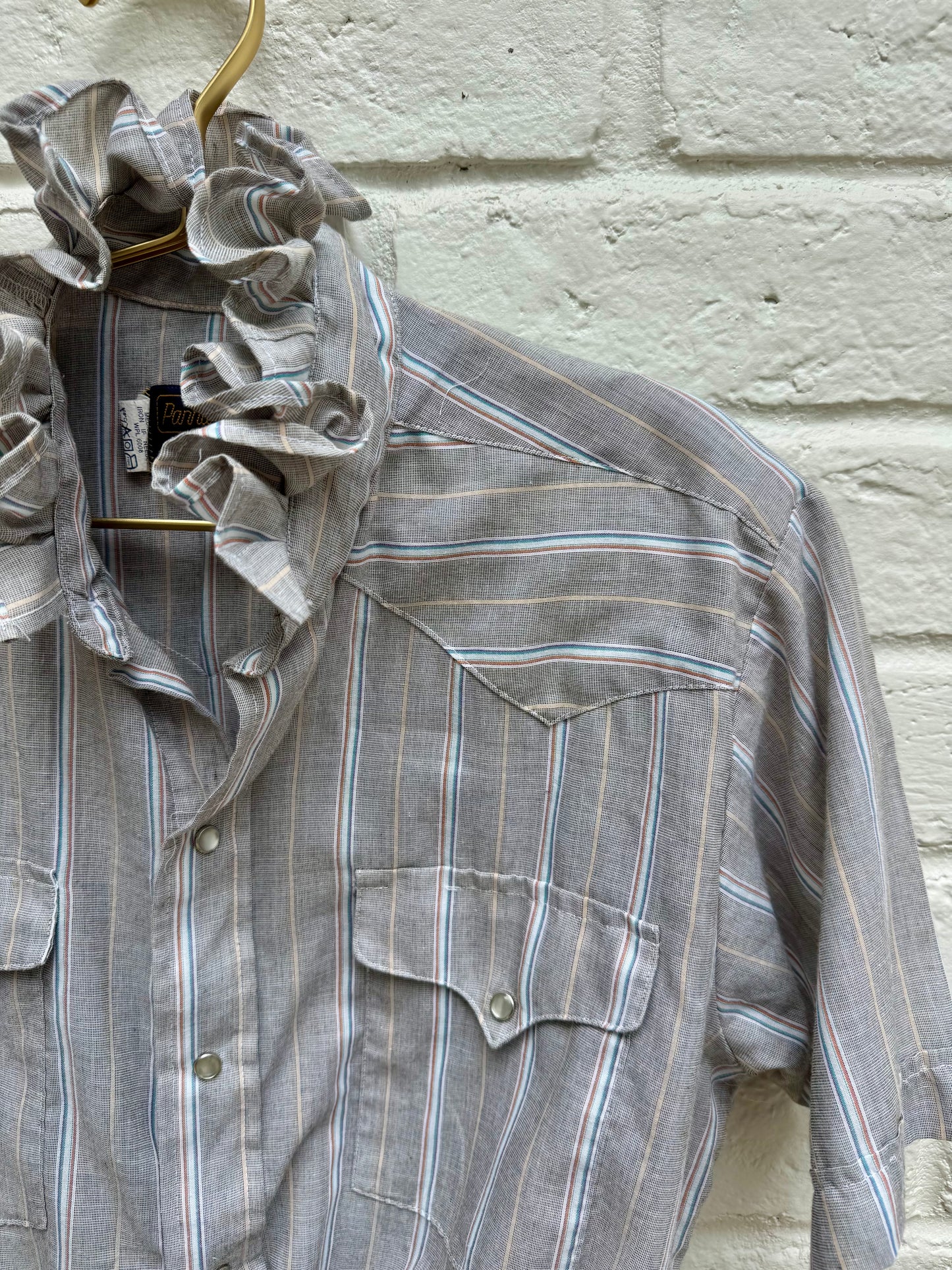 Vintage Panhandle Slim Ruffle Neck Striped Western Pearl Snap Shirt – Heather Gray Mens Size 15 1/2. Measures 19.5” pit to pit.