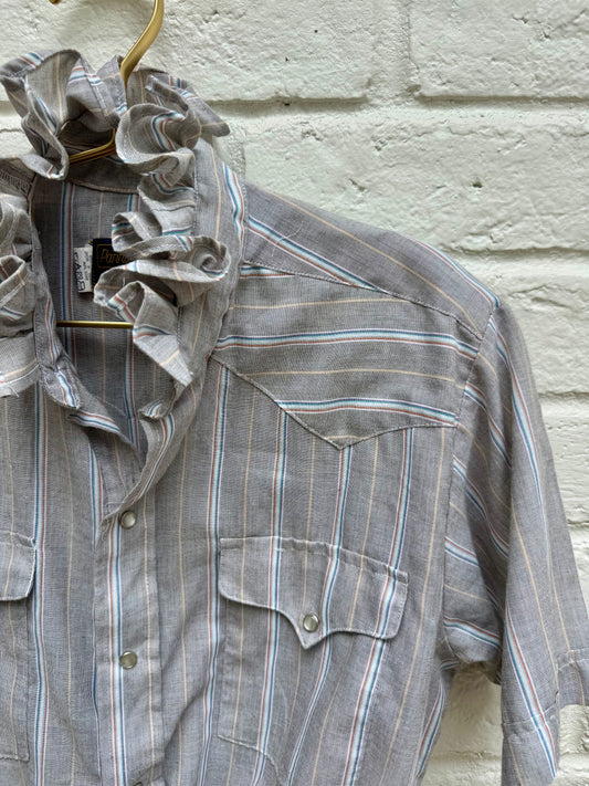 Vintage Panhandle Slim Ruffle Neck Striped Western Pearl Snap Shirt – Heather Gray Mens Size 15 1/2. Measures 19.5” pit to pit.