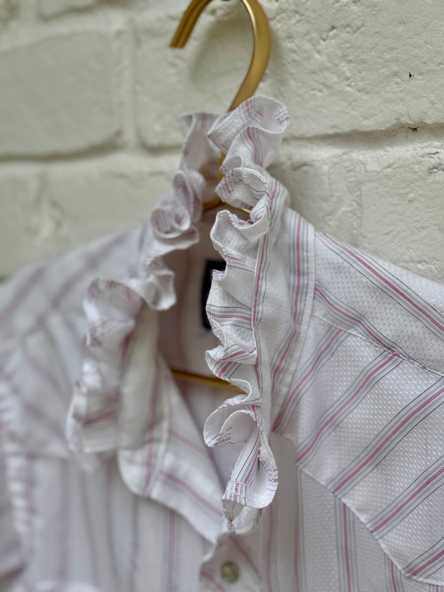 ): Vintage Wrangler Striped Ruffle Collar Western Pearl Snap Shirt White Red Stripe- Mens 15 1/2. Measures 19.5 pit to pit.