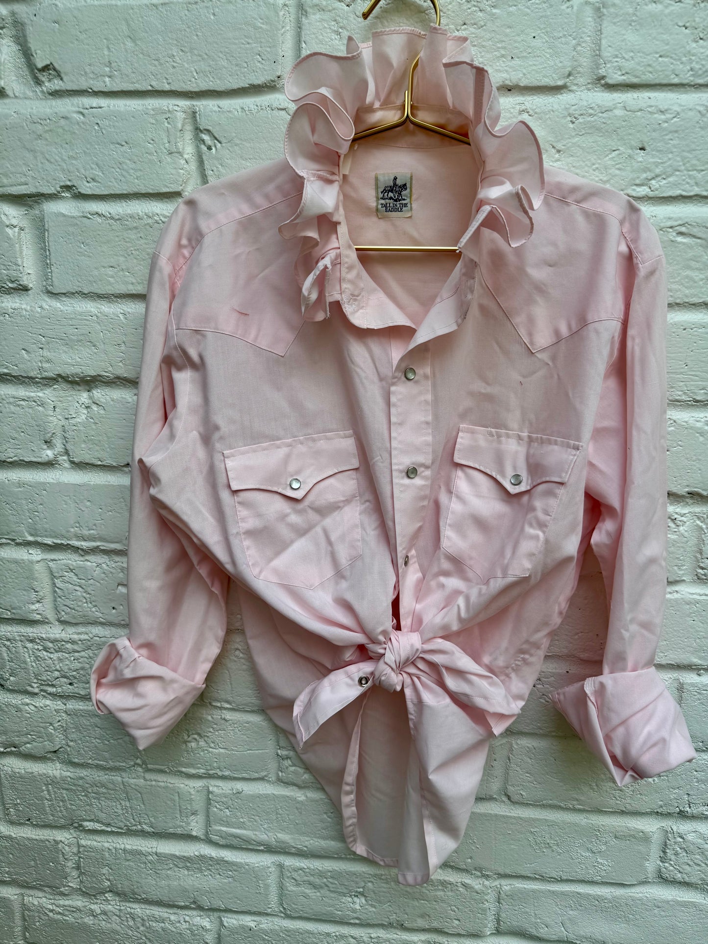 Vintage Tall in the Saddle Men's Pink Western Pearl Snap Shirt Long Sleeve with 3” ruffled collar. Measures 19.5” pit to pit. Sleeves measure 25”