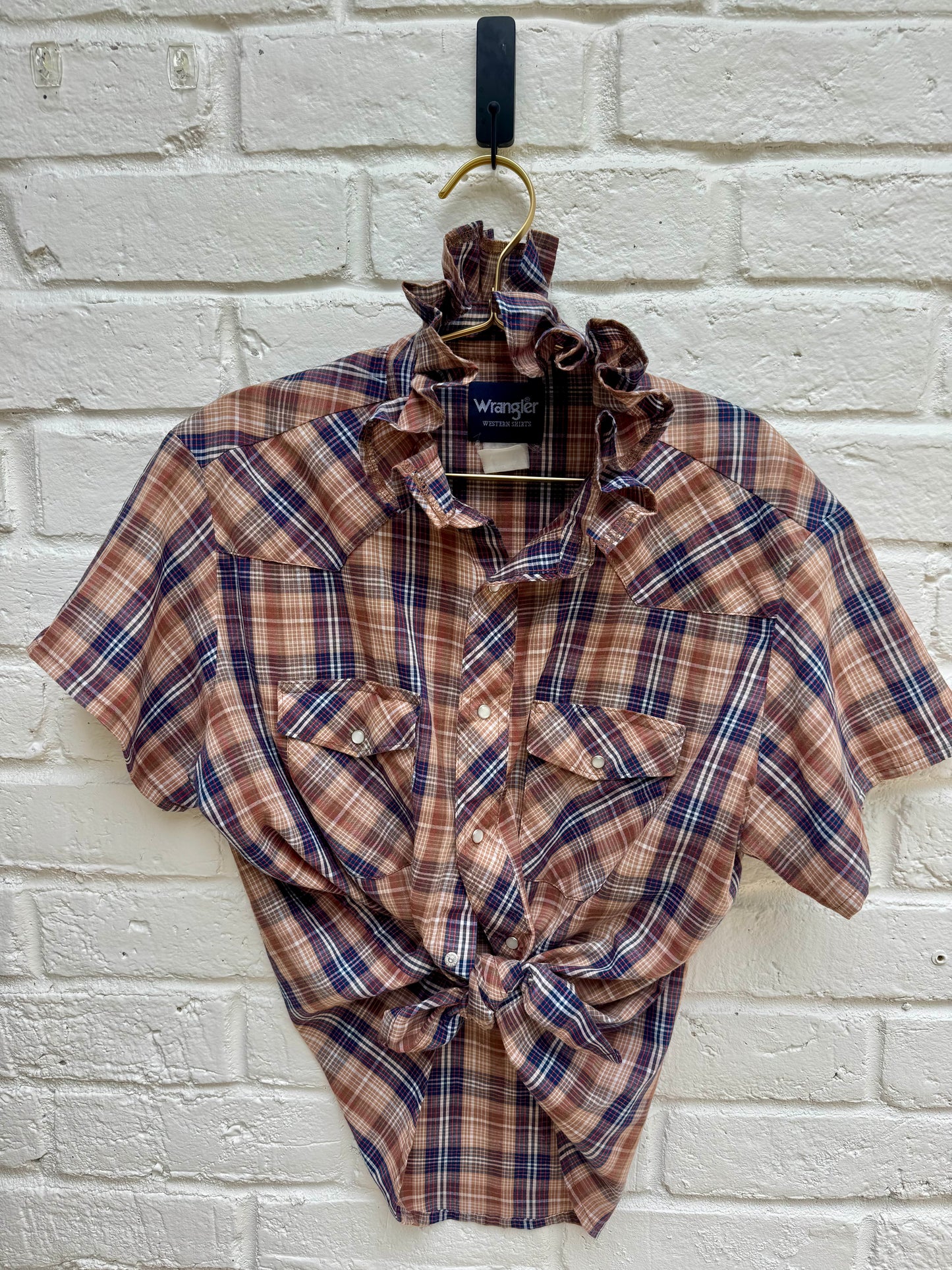 Vintage Wrangler Western Shirts Men's Plaid Pearl Snap Short Sleeve Brown Plaid. Measures 22” pit to pit.