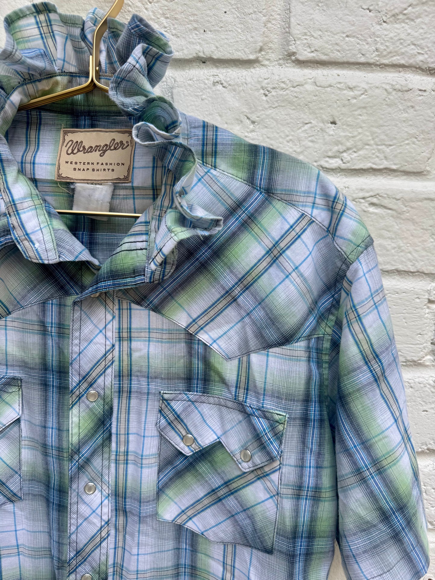 Vintage Wrangler Western Fashion Men's Pearl Snap Plaid Shirt Short Sleeve. Measures 23” pit to pit.