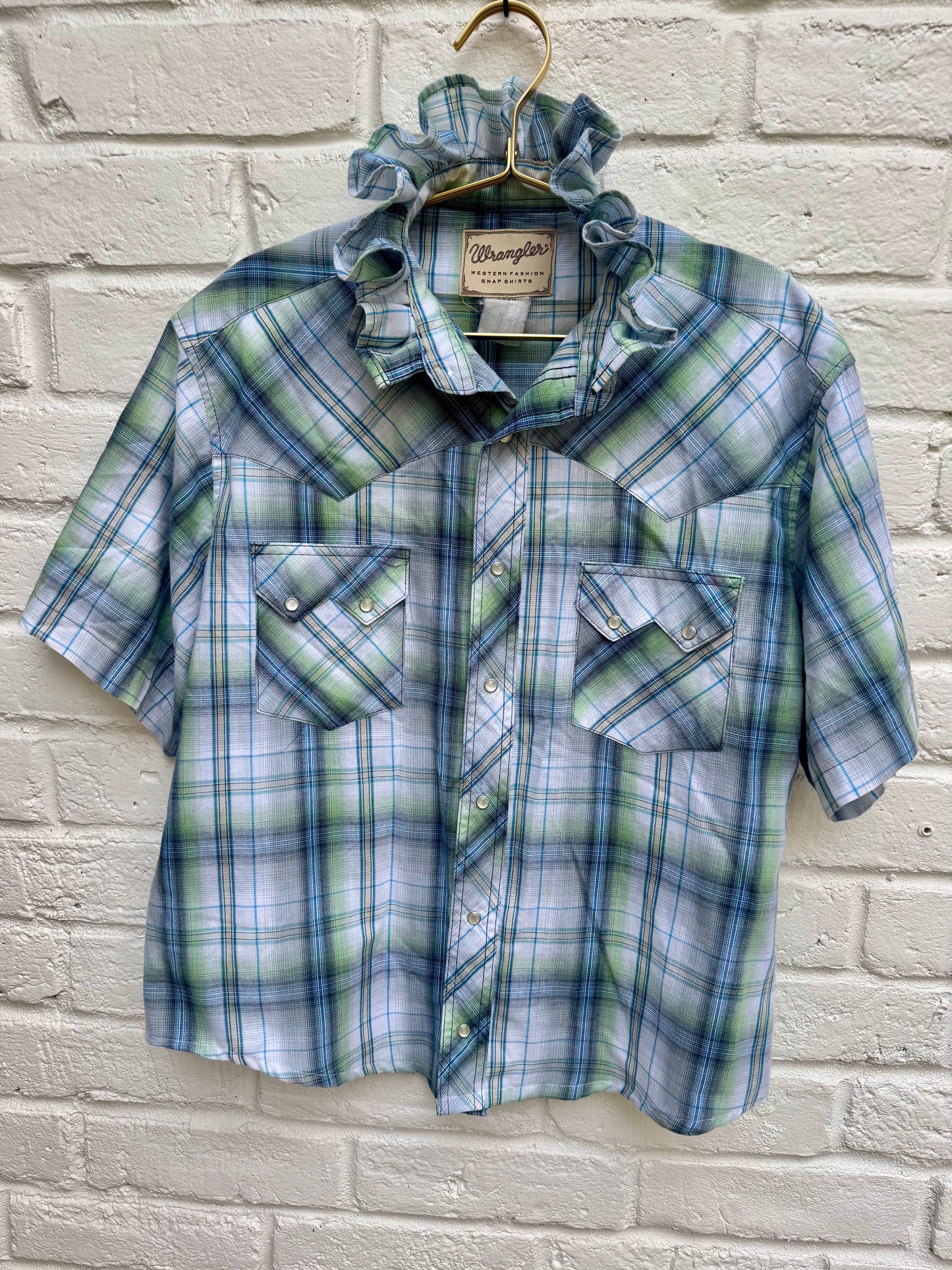 Vintage Wrangler Western Fashion Men's Pearl Snap Plaid Shirt Short Sleeve. Measures 23” pit to pit.