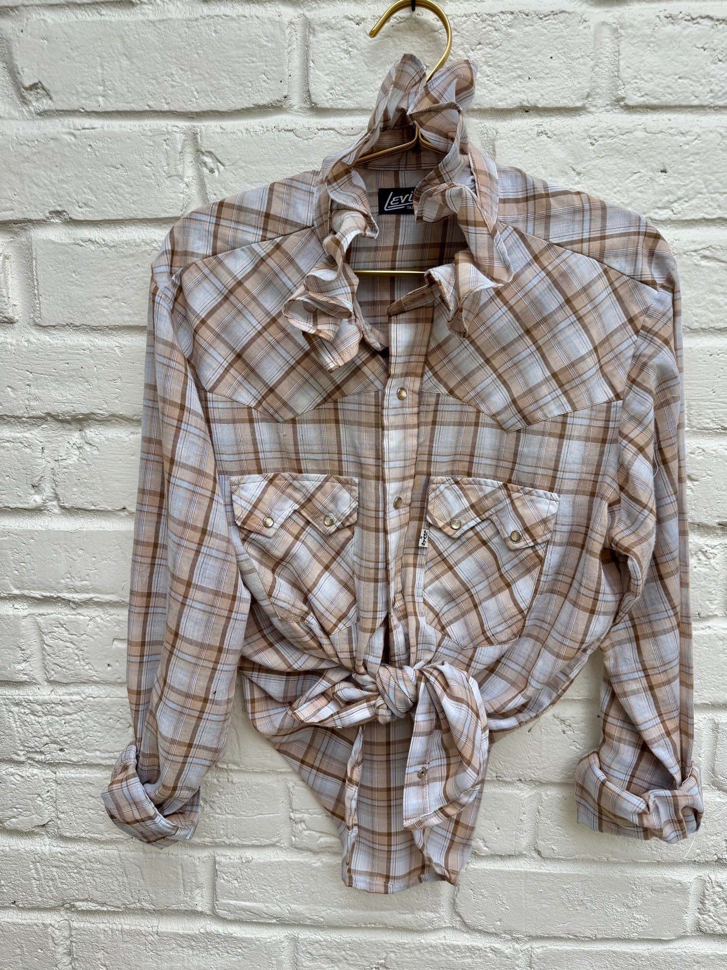 Vintage Levi's Ruffle Neck Plaid Western Pearl Snap Shirt – Brown & Tan Size Large. Measures 21.5” pit to pit. 26” sleeves.