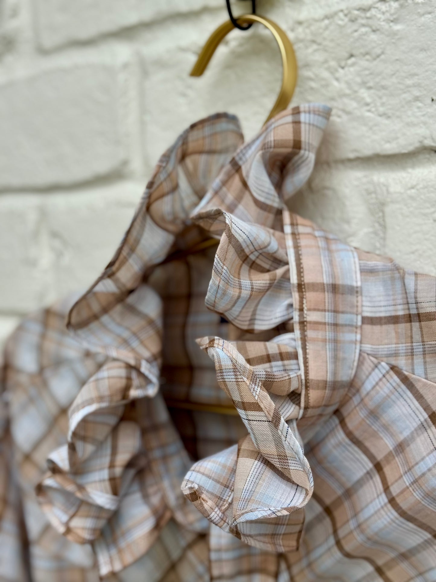 Vintage Levi's Ruffle Neck Plaid Western Pearl Snap Shirt – Brown & Tan Size Large. Measures 21.5” pit to pit. 26” sleeves.