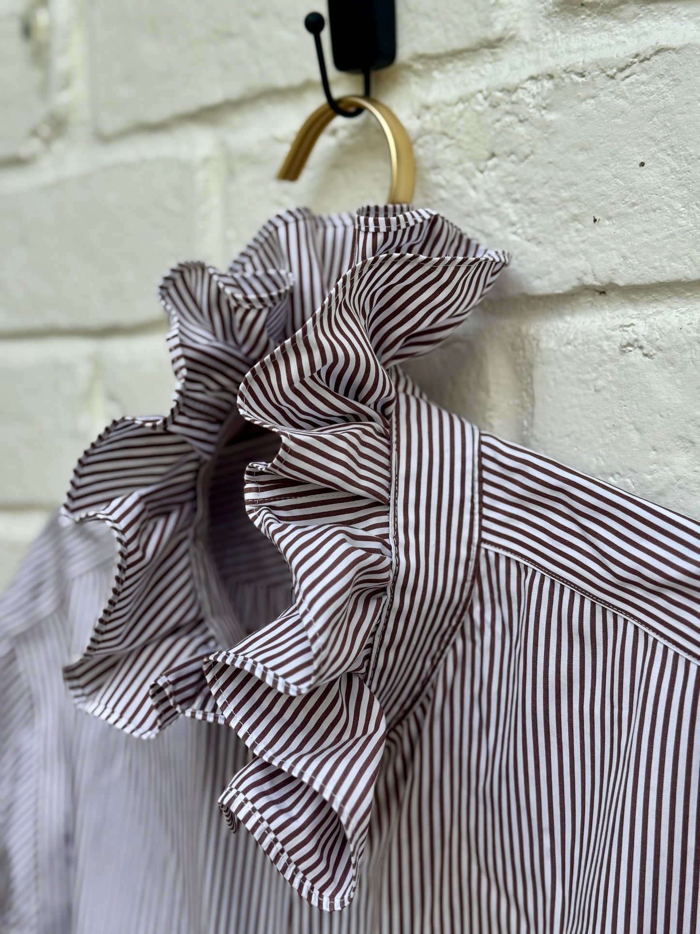 Elevate your wardrobe with this reworked Nordstrom striped button-down shirt, featuring a statement ruffle neck collar and a stylish front-tie waist.- Size Men’s 15.5. Pit to Pit 21”. Sleeve length 23”